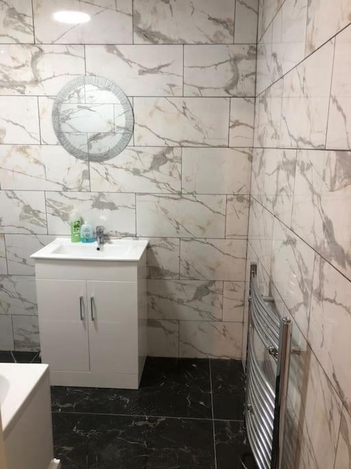 Lovely 3 Bedroom Entire Home With Street Parking - Close To Nec, Bhx Airport - Sleeps 6 Guests Ideal For Contractors & Families Birmingham Exterior photo