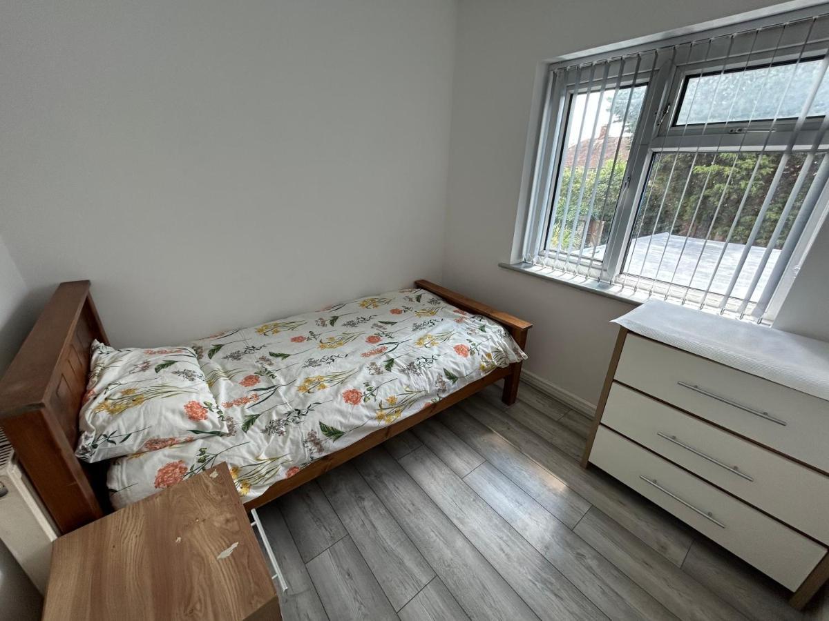 Lovely 3 Bedroom Entire Home With Street Parking - Close To Nec, Bhx Airport - Sleeps 6 Guests Ideal For Contractors & Families Birmingham Exterior photo