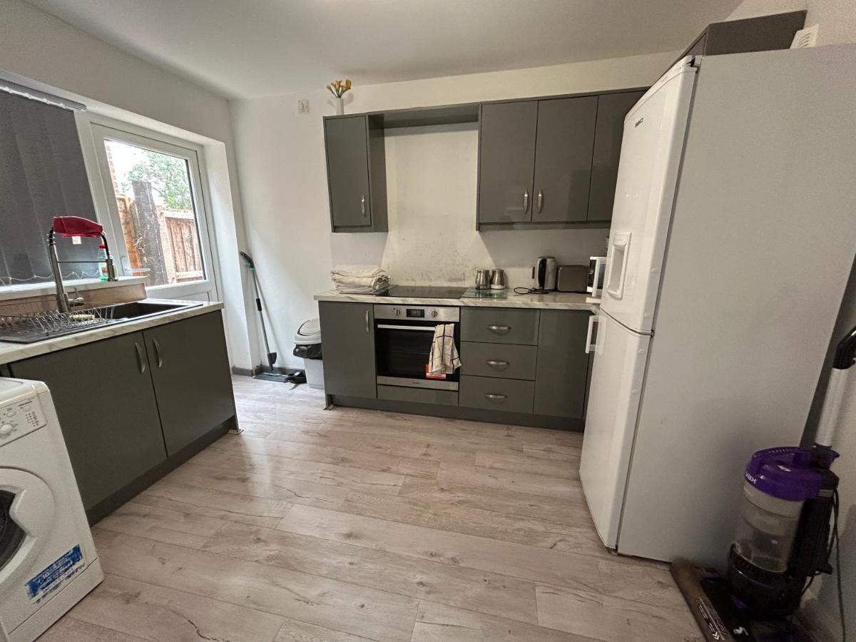 Lovely 3 Bedroom Entire Home With Street Parking - Close To Nec, Bhx Airport - Sleeps 6 Guests Ideal For Contractors & Families Birmingham Exterior photo